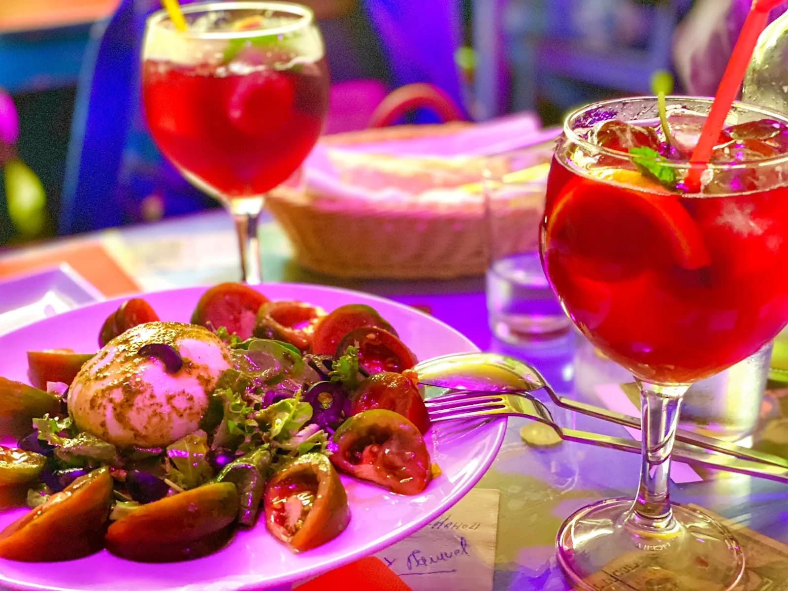 Tapas y copas bajo las luces de El Minibar