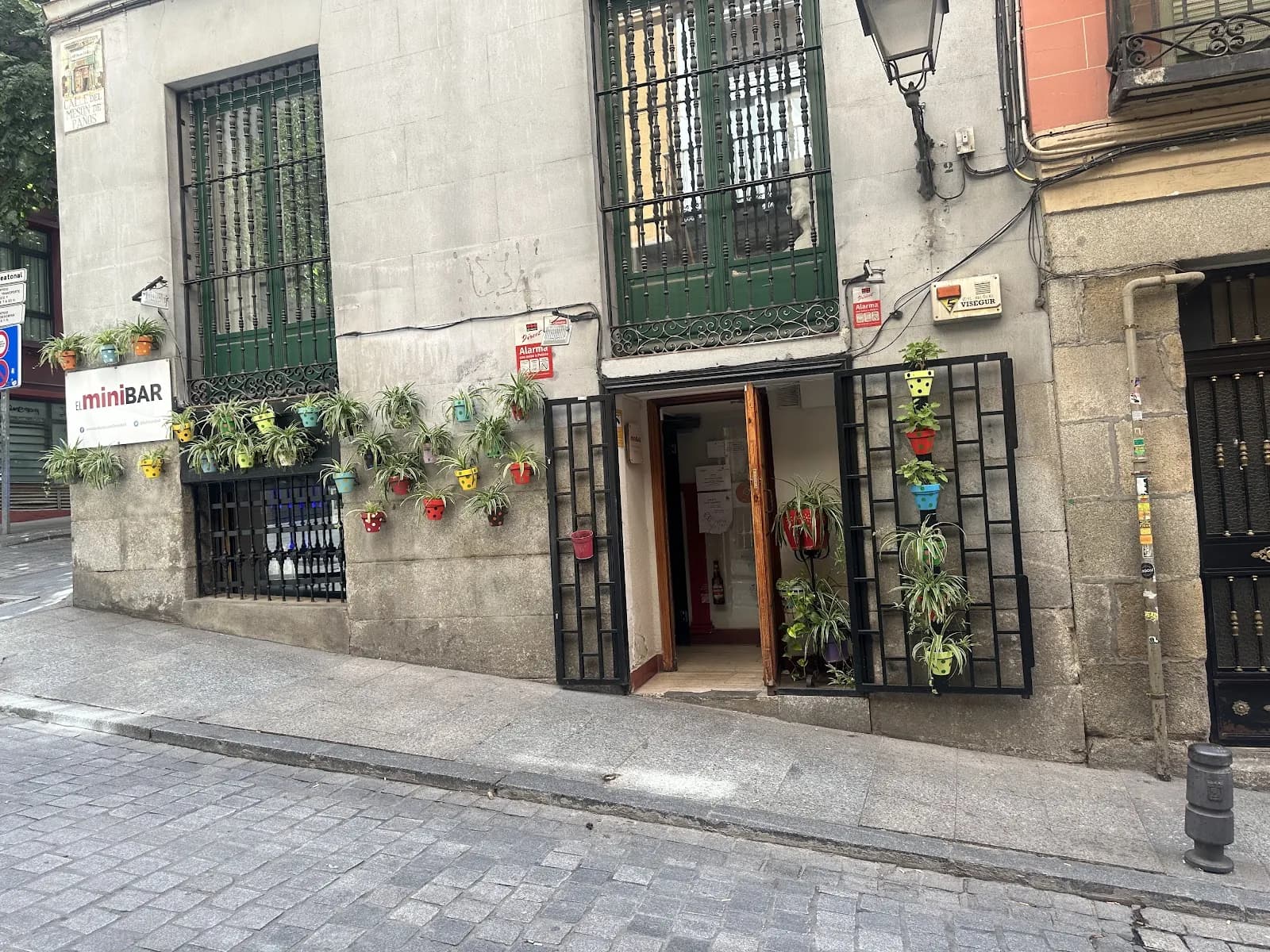 La entrada de El Minibar y sus macetas de colores