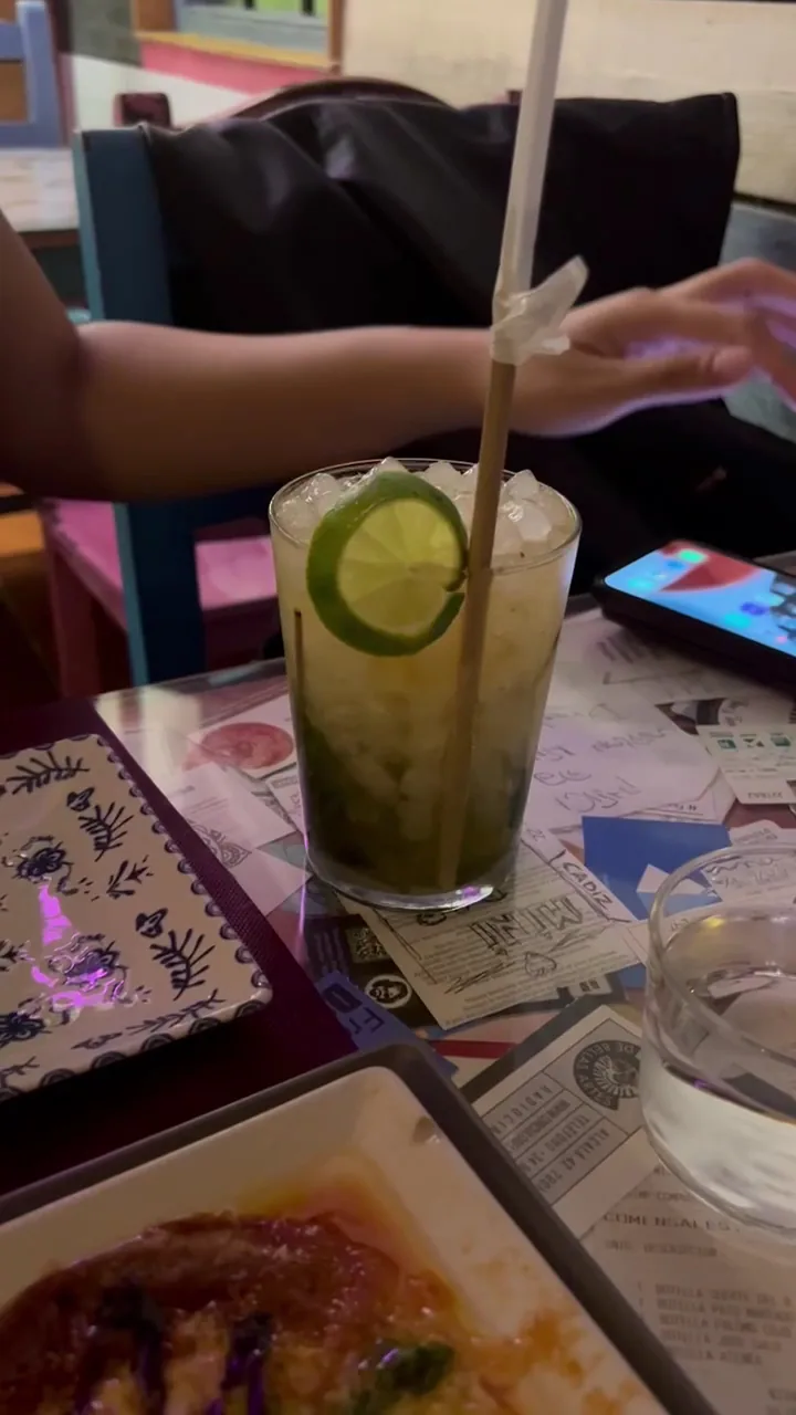 Cóctel con lima servido en El Minibar