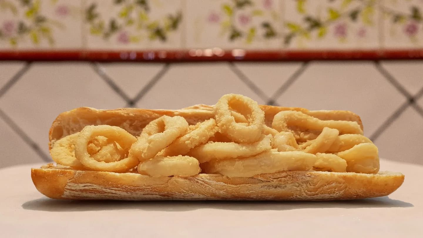 Bocadillo de calamares de La Campana sobre una mesa de azulejos