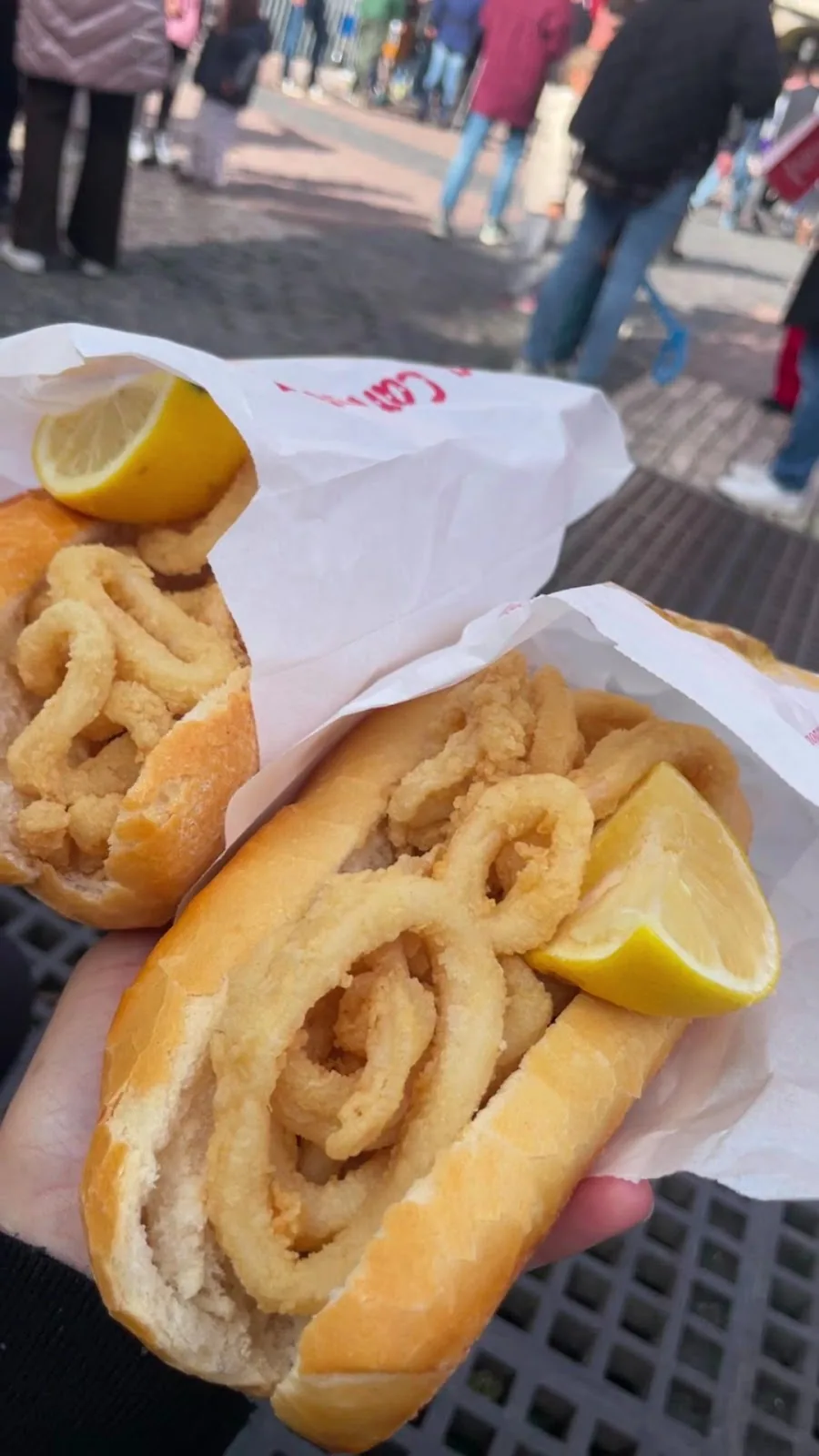 Dos bocadillos de calamares recién servidos