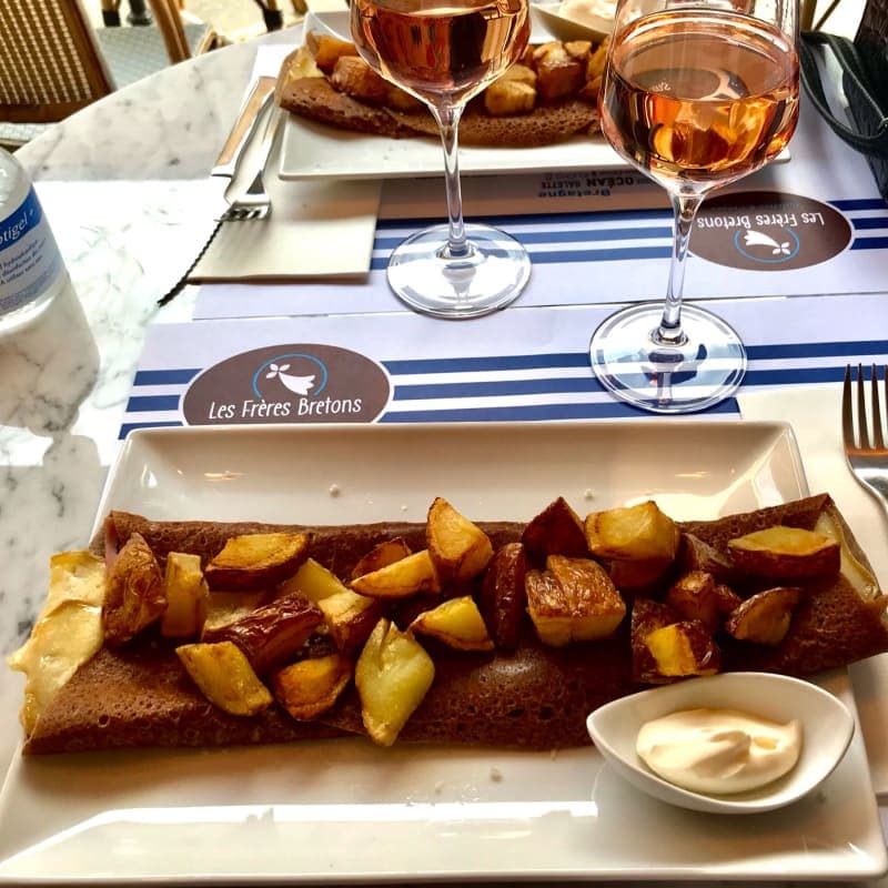 Galette aux pommes de terre accompagnée de cidre