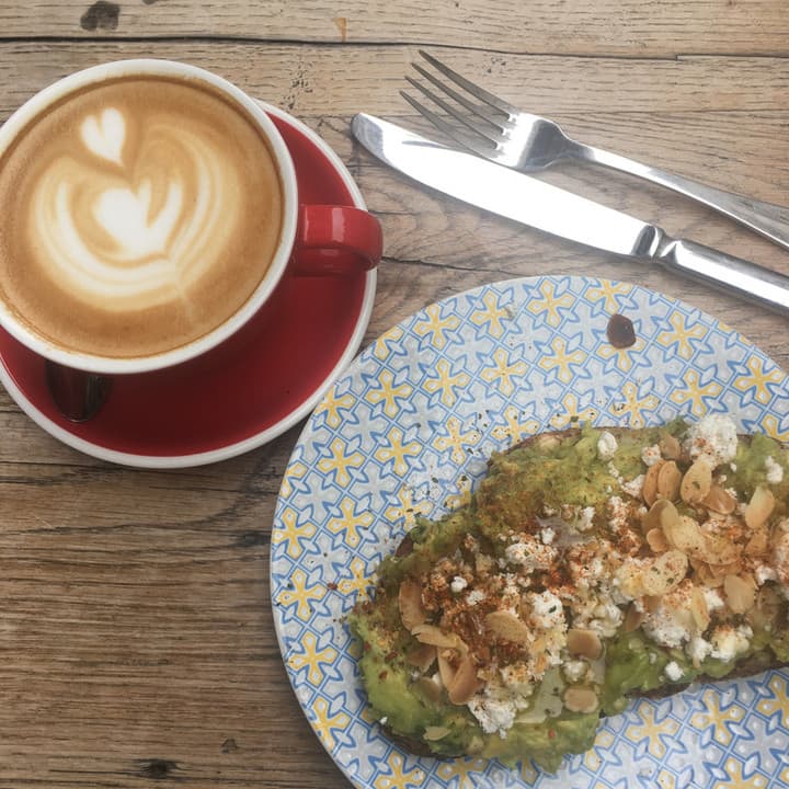 Avocado toast et latte servis chez Matamata