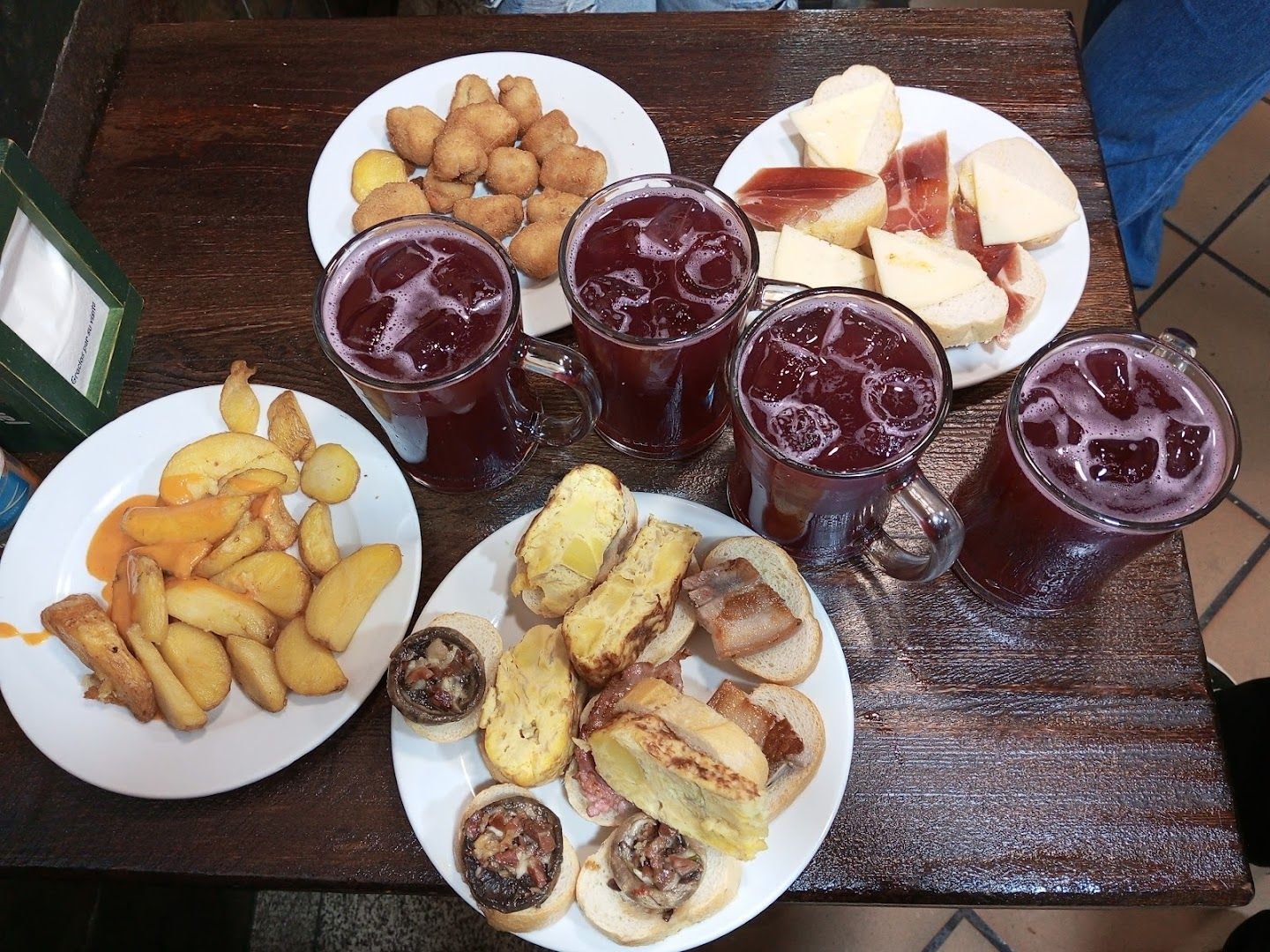 Una ronda real de El Tigre con cuatro tintos de verano, patatas y platos de tapas