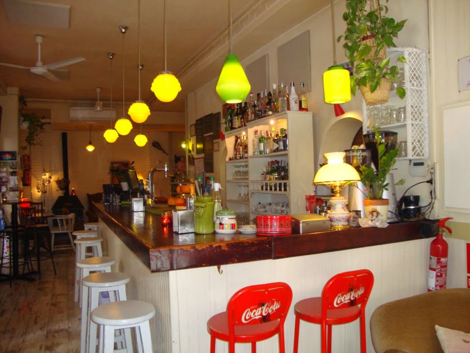 Barra real de Café de la Luz iluminada por lámparas de colores