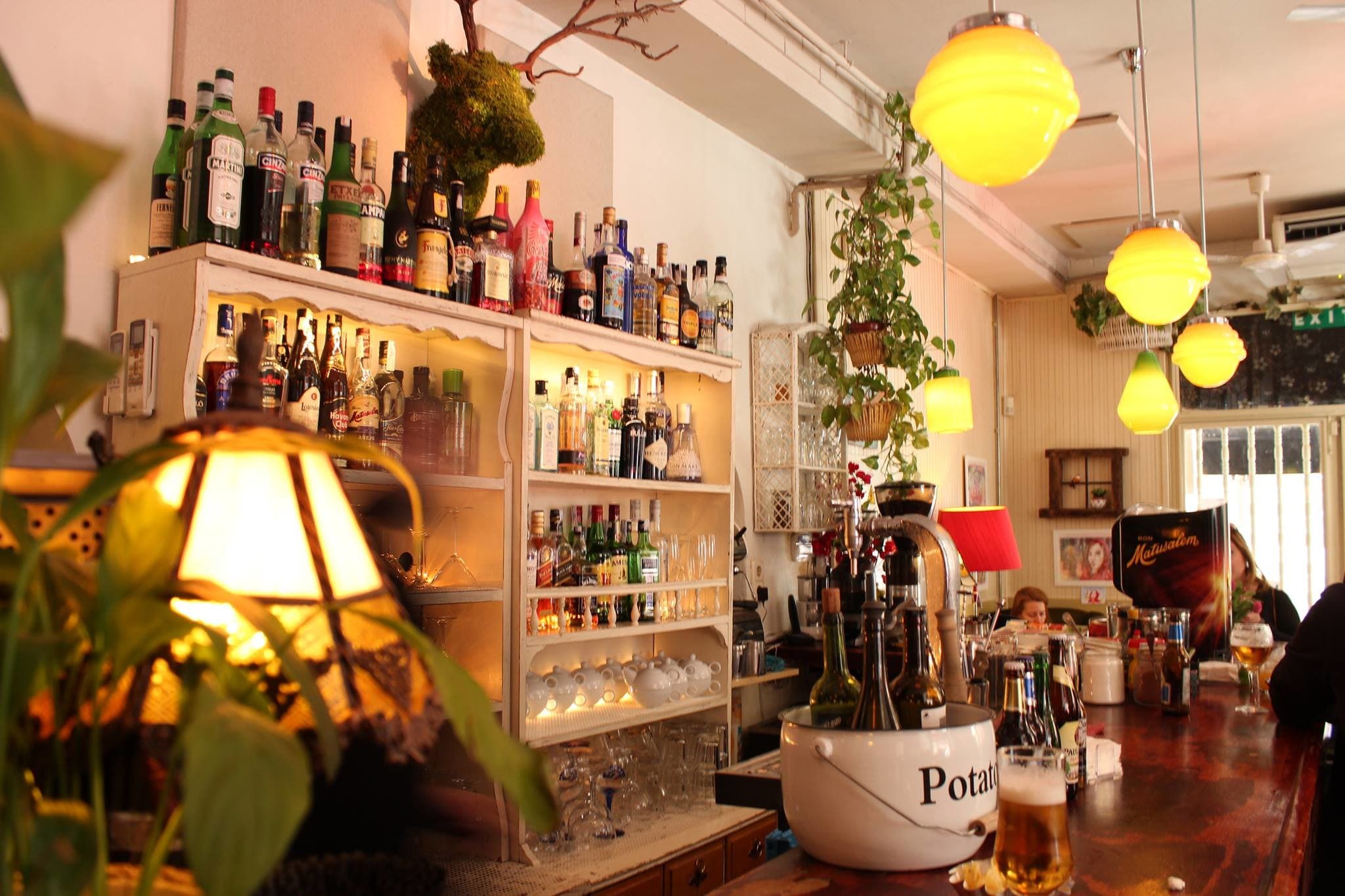 Bar del Café de la Luz iluminado por lámparas vintage