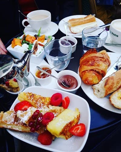 Petit-déjeuner servi au Café de Paris