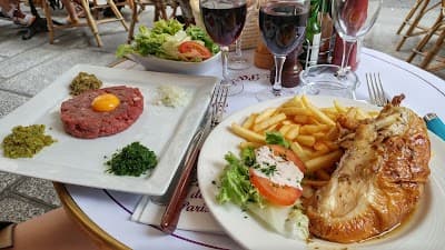 Steak tartare et plat de brasserie servis au Café de Paris