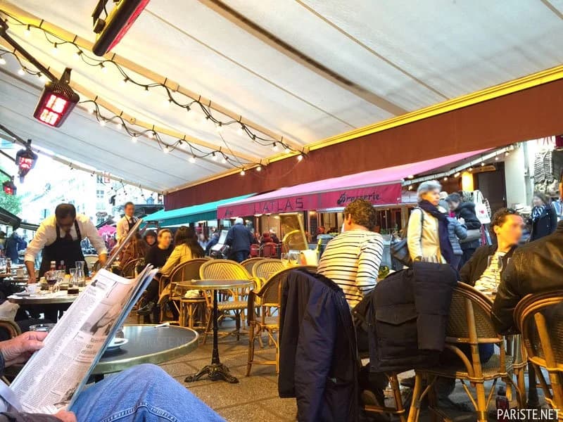 Terrasse couverte et animée du Café de Paris