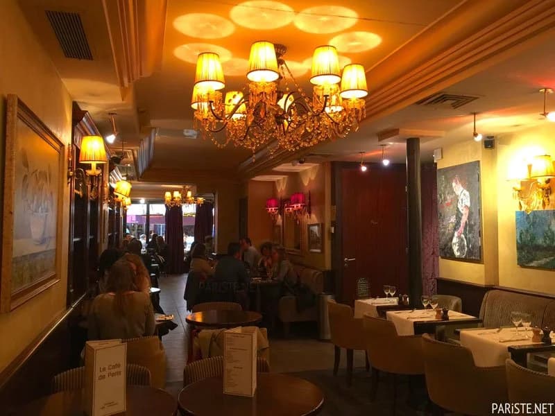 La salle chaleureuse et ses chandeliers