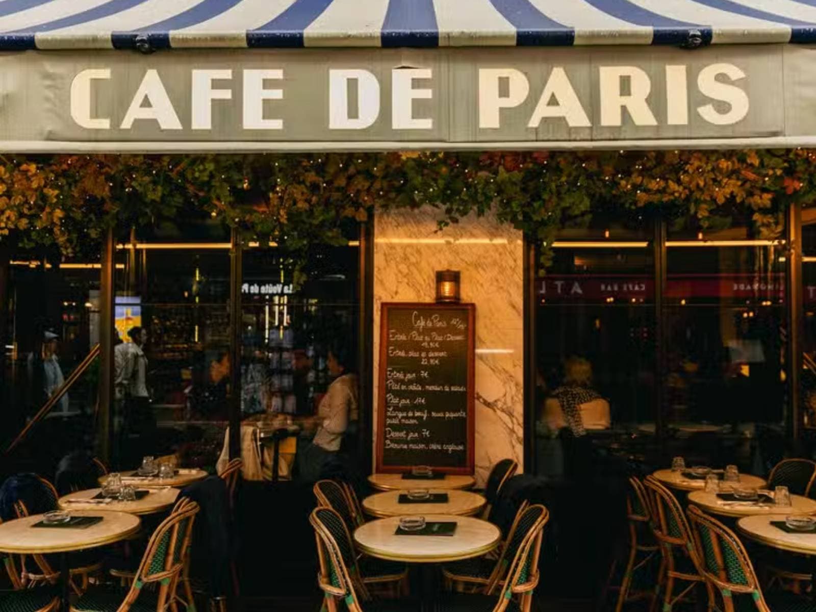 La façade du Café de Paris et ses tables en terrasse