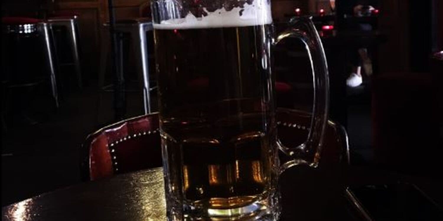 Deux bières servies sur une table sombre au Café de Paris V