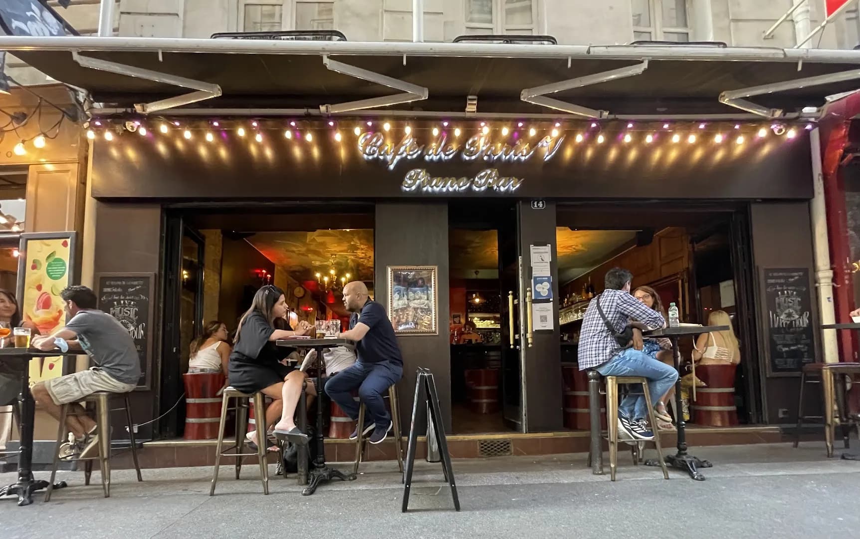 Façade illuminée du Café de Paris V Piano Bar