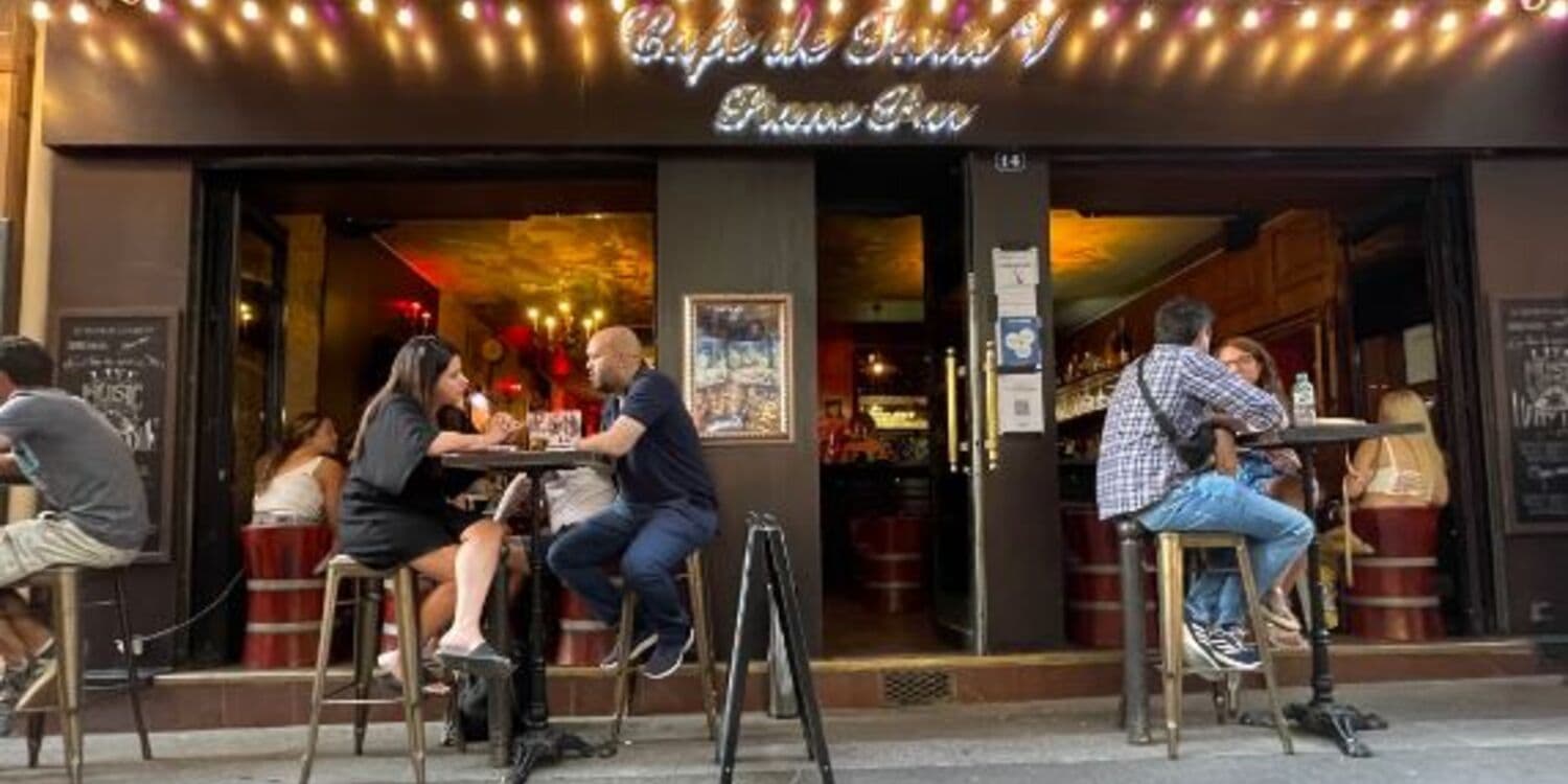 Terrasse du Café de Paris V illuminée rue de la Huchette