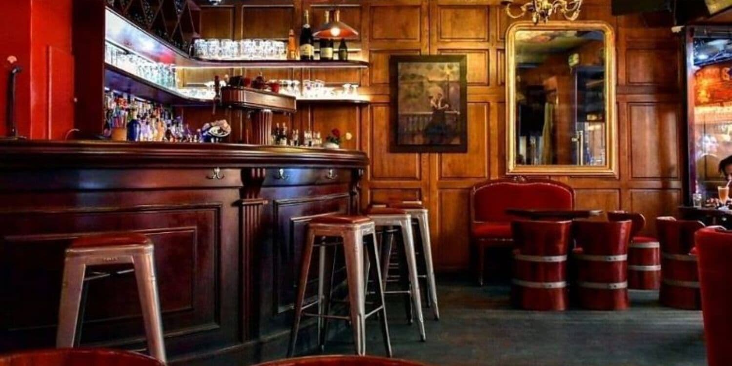 Bar en bois et fauteuils rouges du Café de Paris V