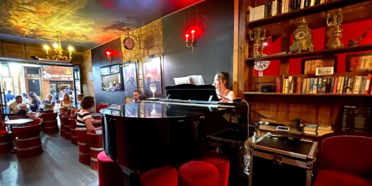 Pianiste au piano à queue dans le Café de Paris V
