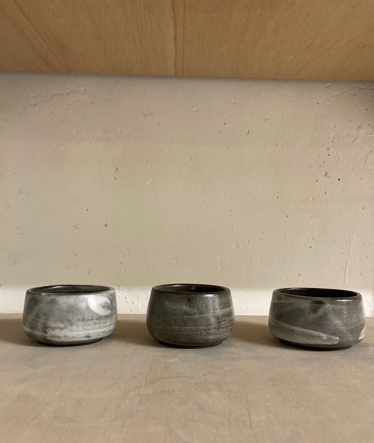 Trois tasses Clove en céramique grise façonnées à la main