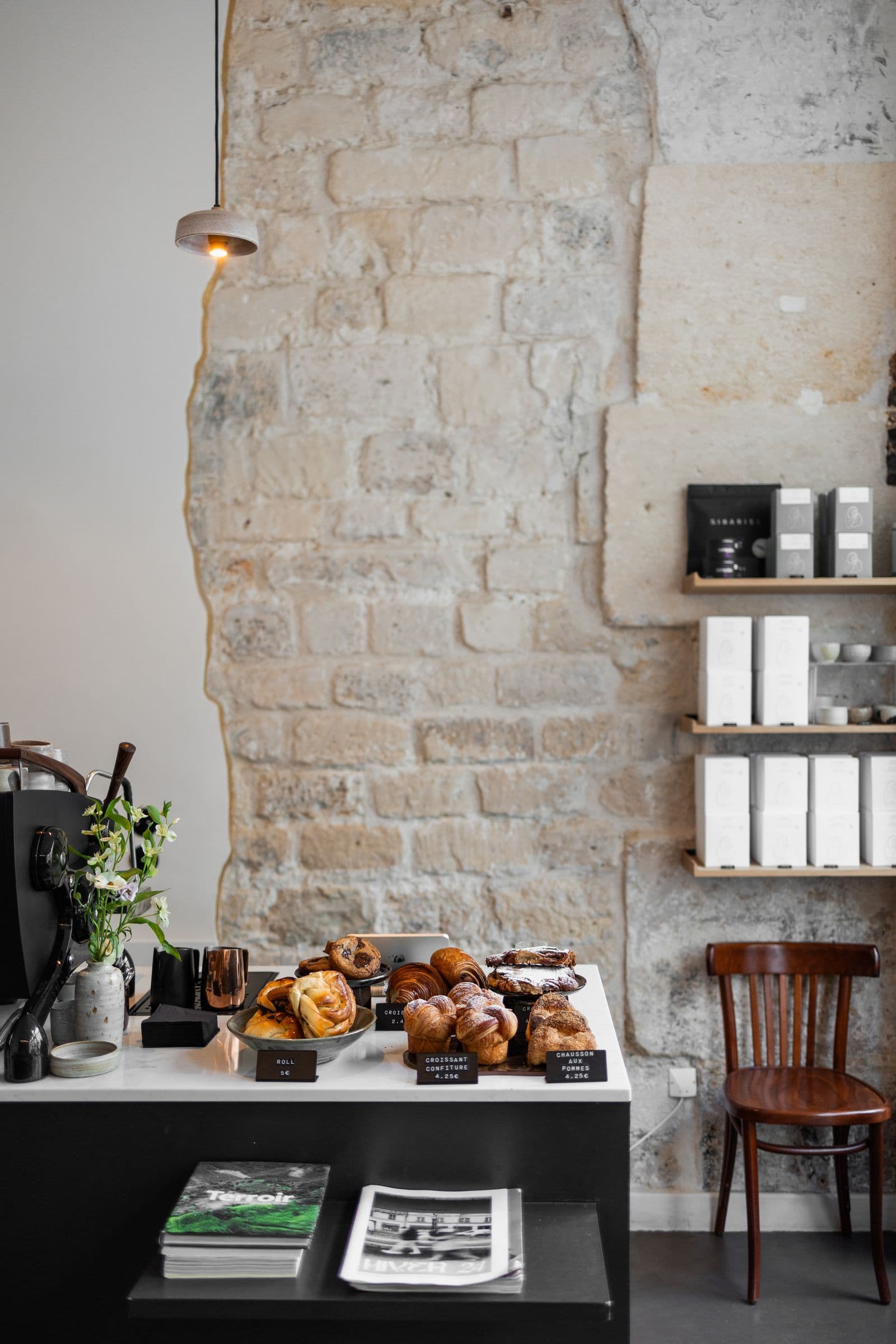 Vitrine de viennoiseries, roulés et pâtisseries au comptoir de Clove