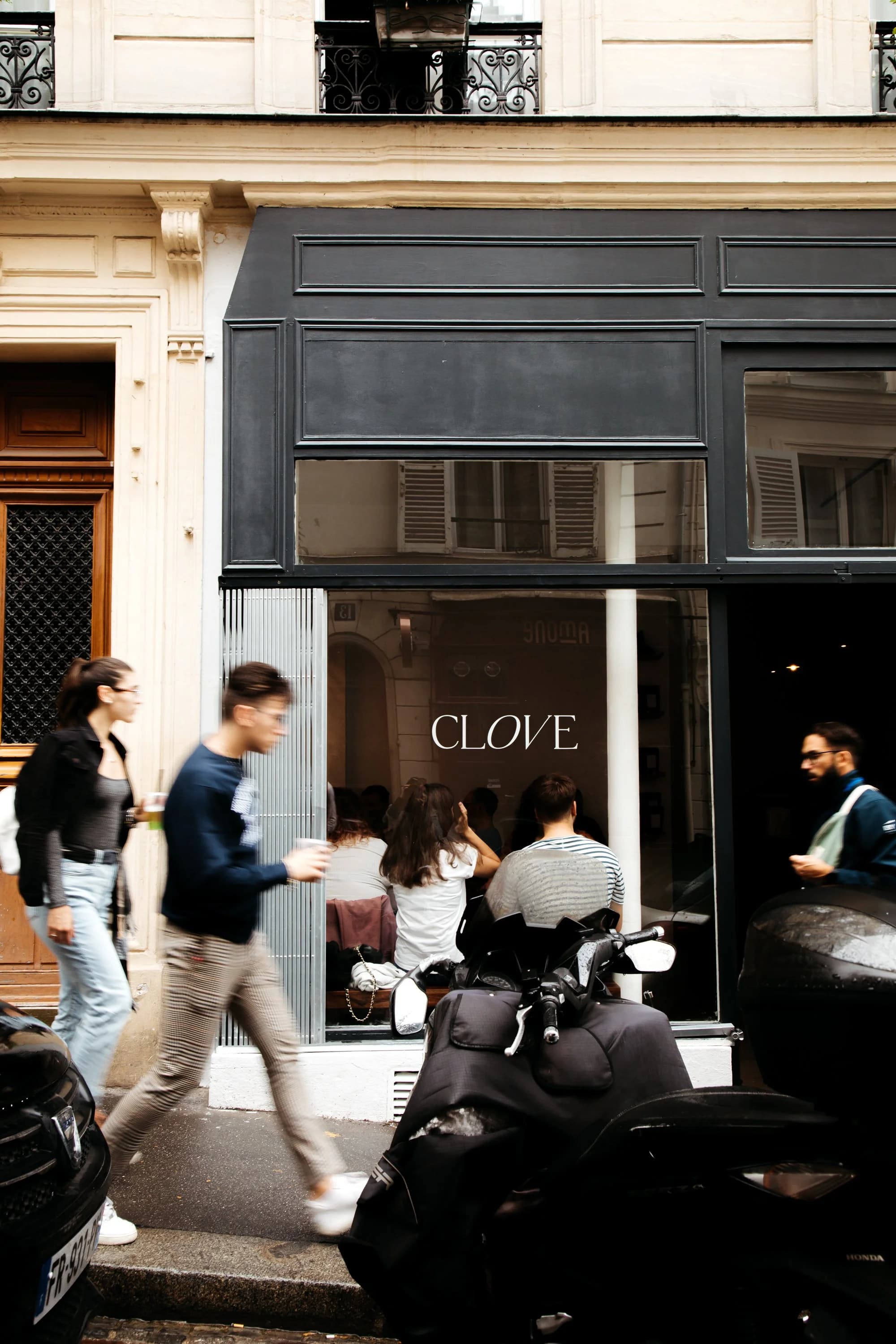 La devanture de Clove dans la rue Chappe à Montmartre, un jour de pluie