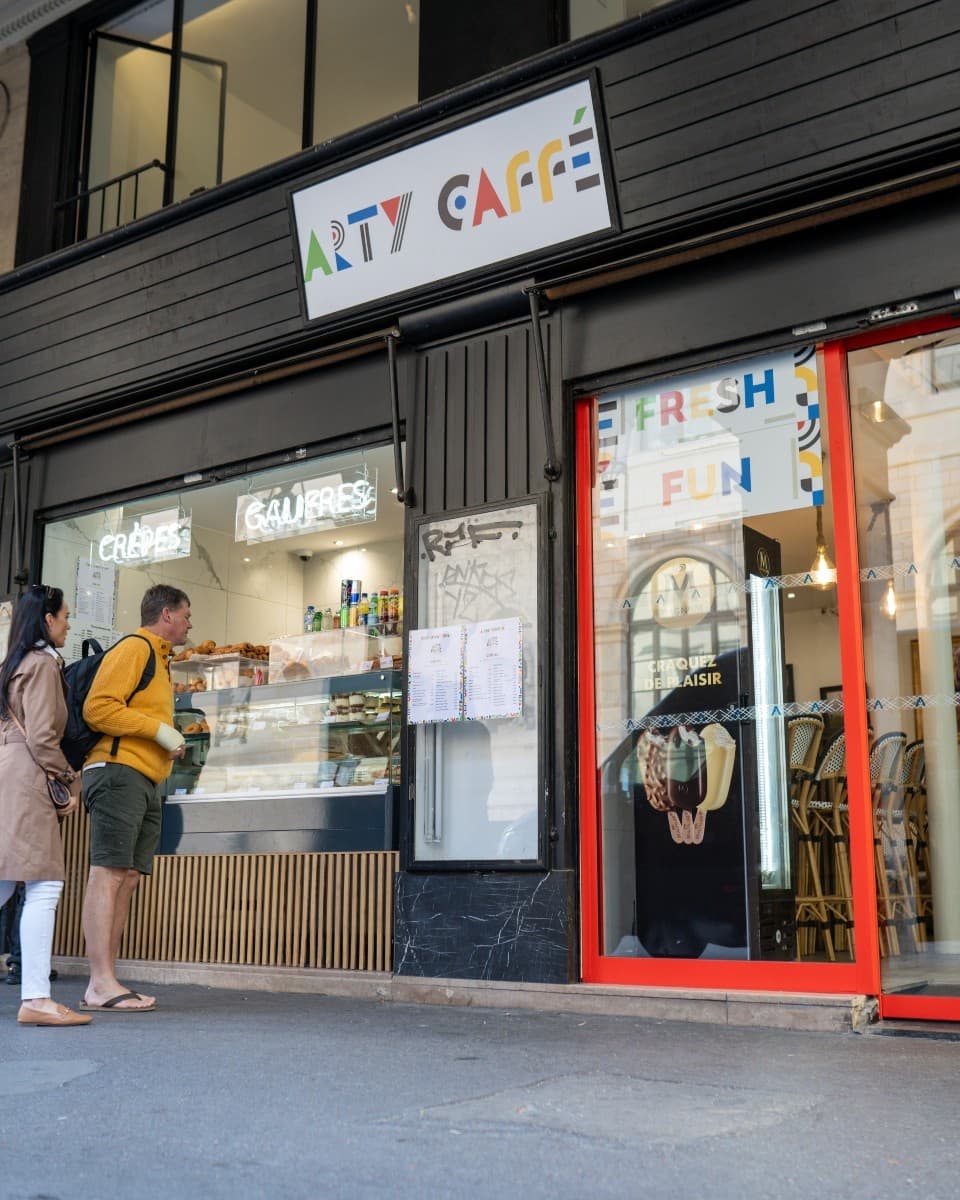 Façade complète de l’Arty Caffé au 176 Rue de Rivoli