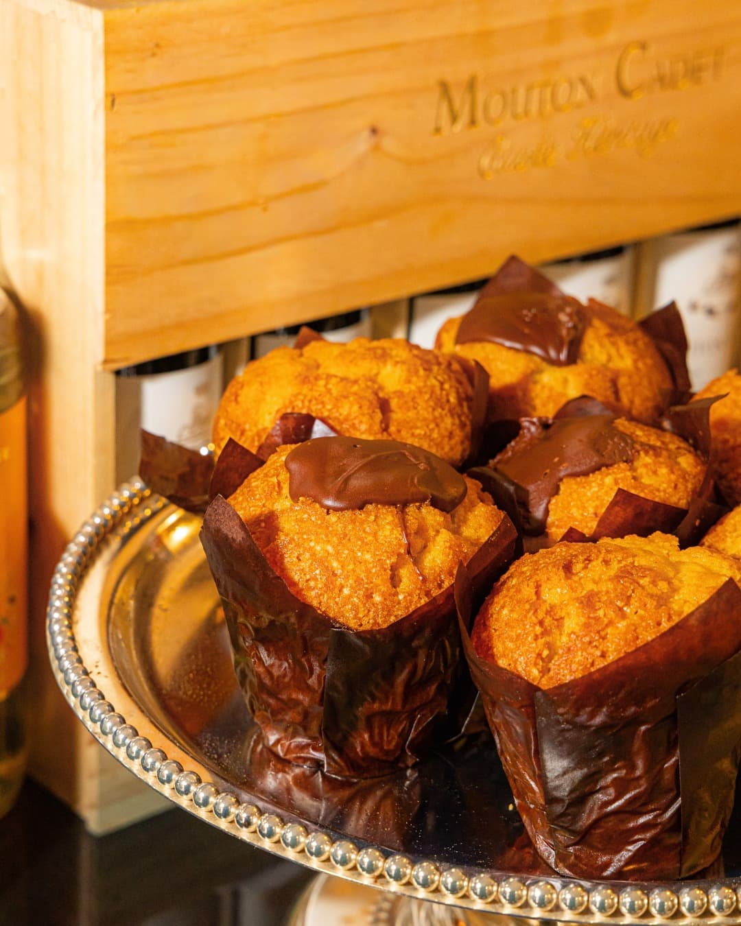 Muffins au chocolat présentés au comptoir de l’Arty Caffé