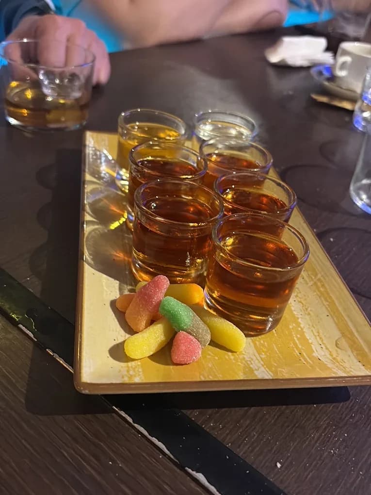 Bandeja de chupitos servida en El Minibar