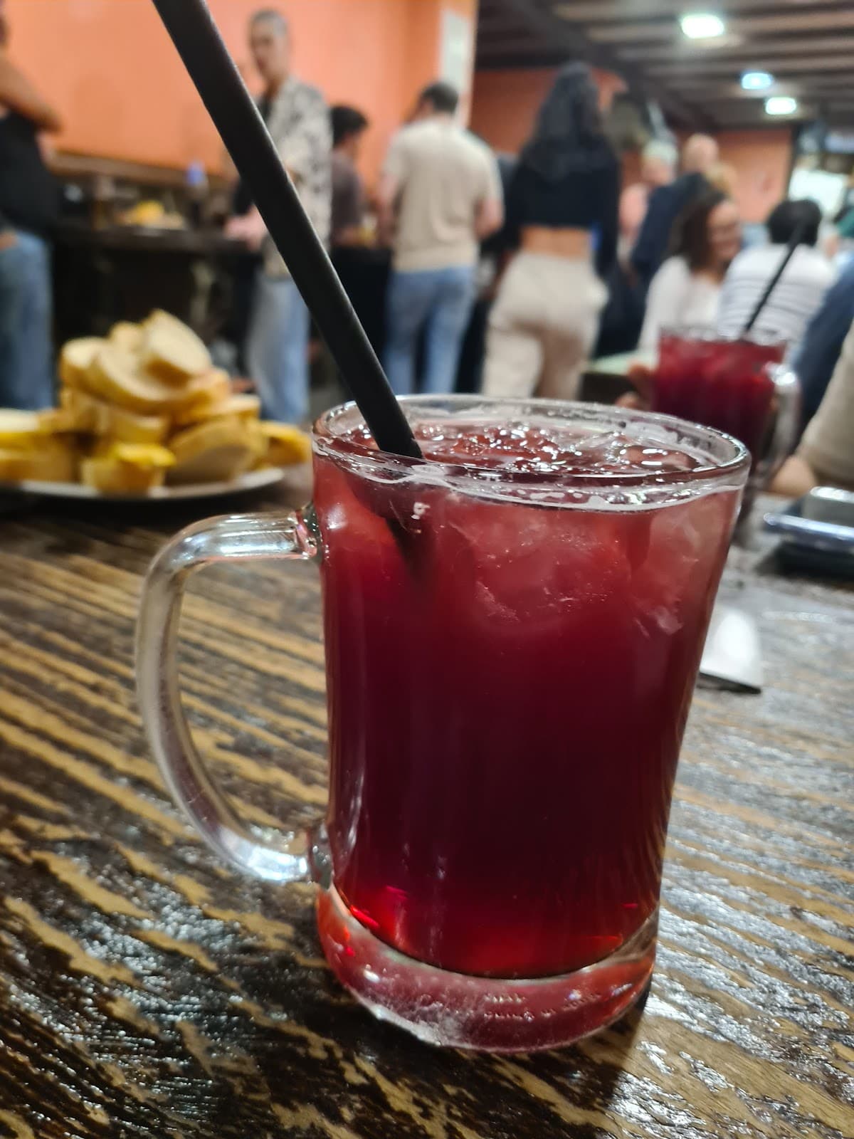 Jarra de tinto de verano con la barra llena de El Tigre al fondo