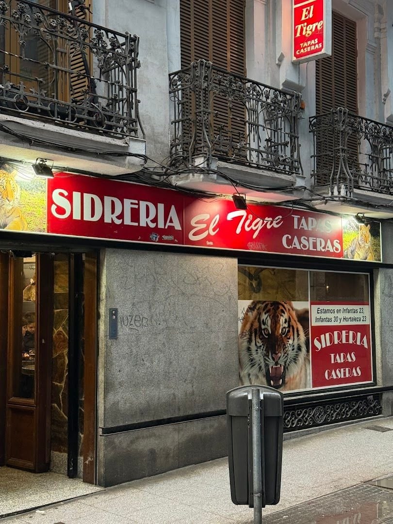 Entrada del local El Tigre de la calle Infantas 23