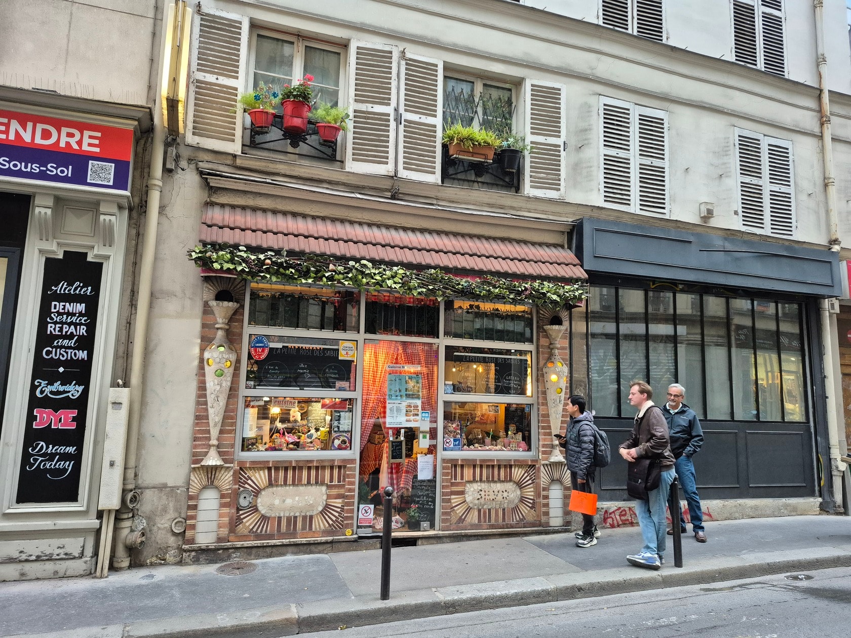 La façade mosaïque de La Petite Rose des Sables au 6 rue de Lancry
