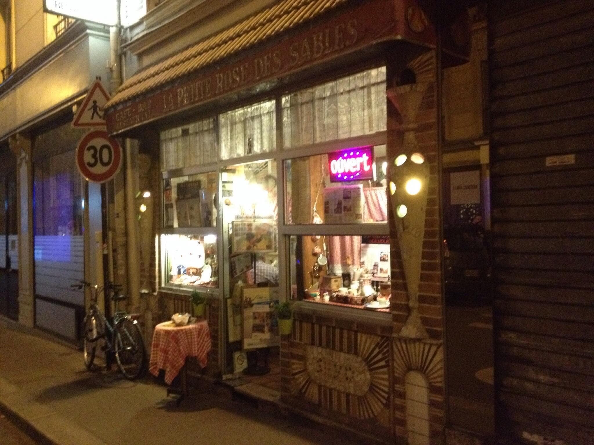 La Petite Rose des Sables illuminée le soir rue de Lancry