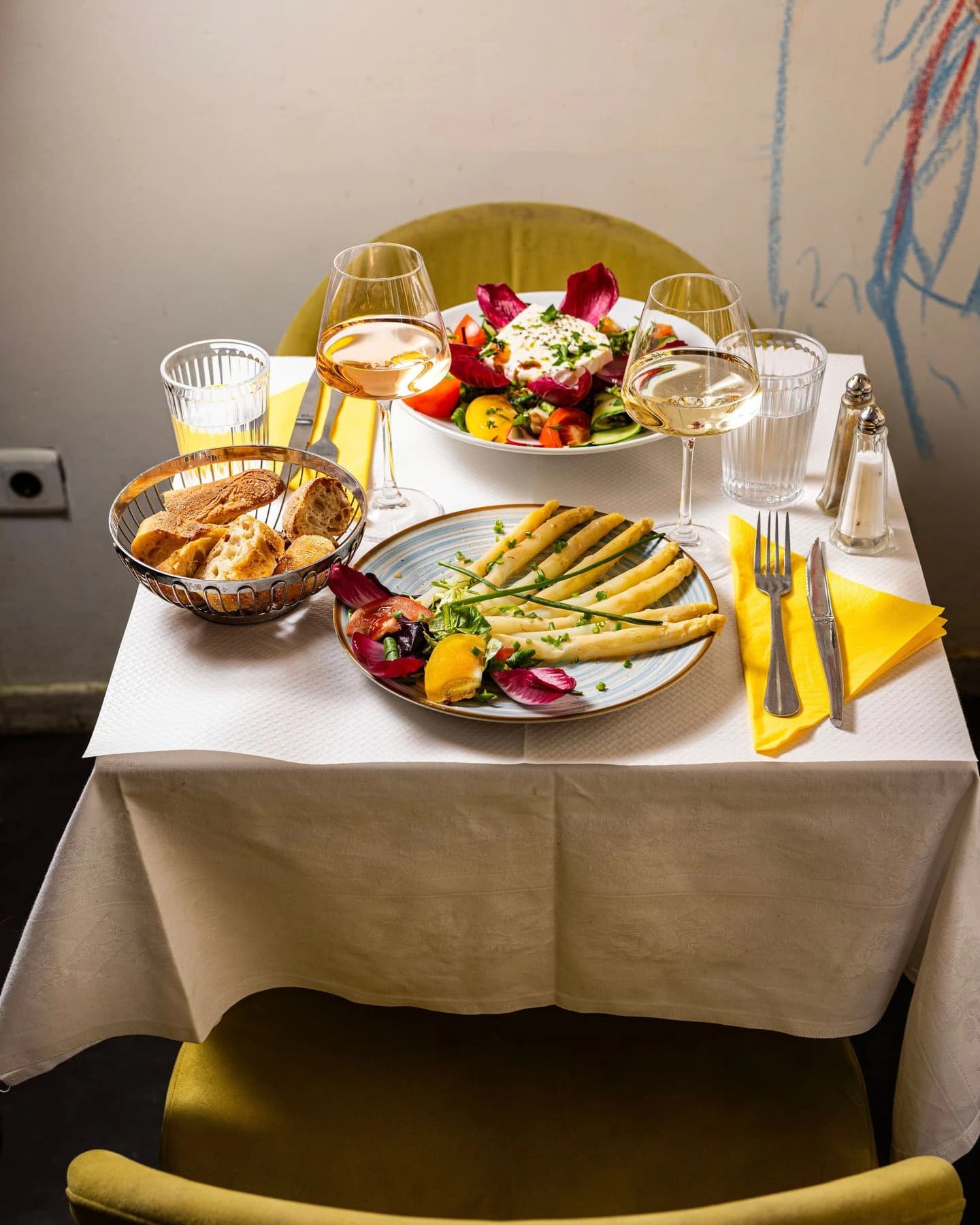 Table des Baux de Paris dressée de légumes, asperges et salade grecque