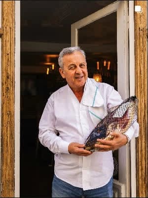 Le restaurateur des Baux de Paris accueille les passants depuis la porte