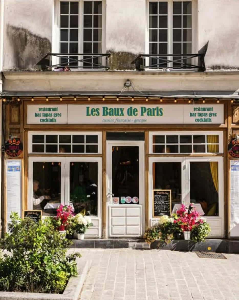 Façade blanche et bois des Baux de Paris au 71 rue Mouffetard