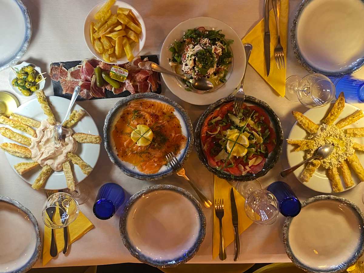 Assortiment d'assiettes méditerranéennes à partager