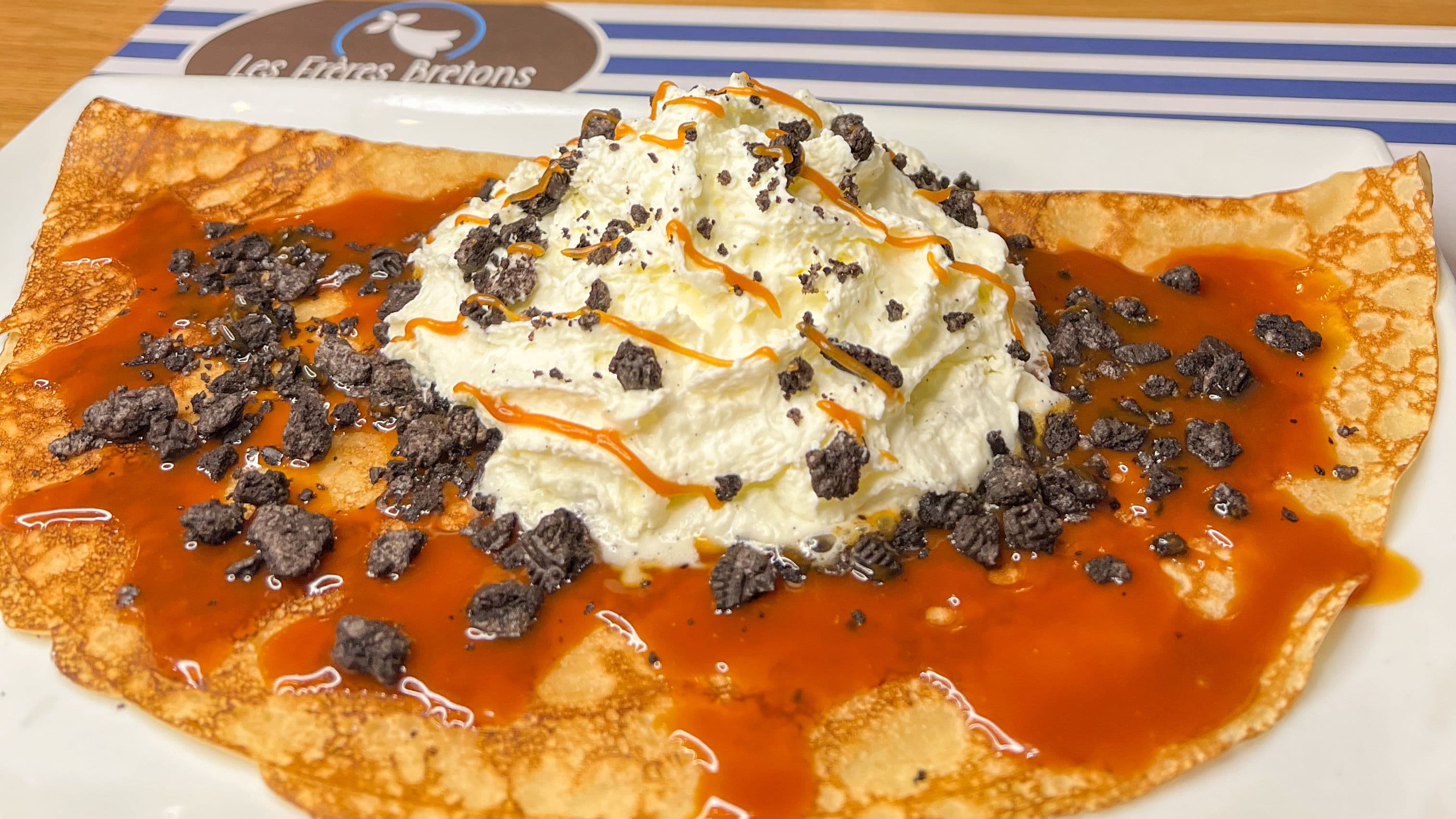 Crêpe au caramel, chantilly et éclats de biscuit