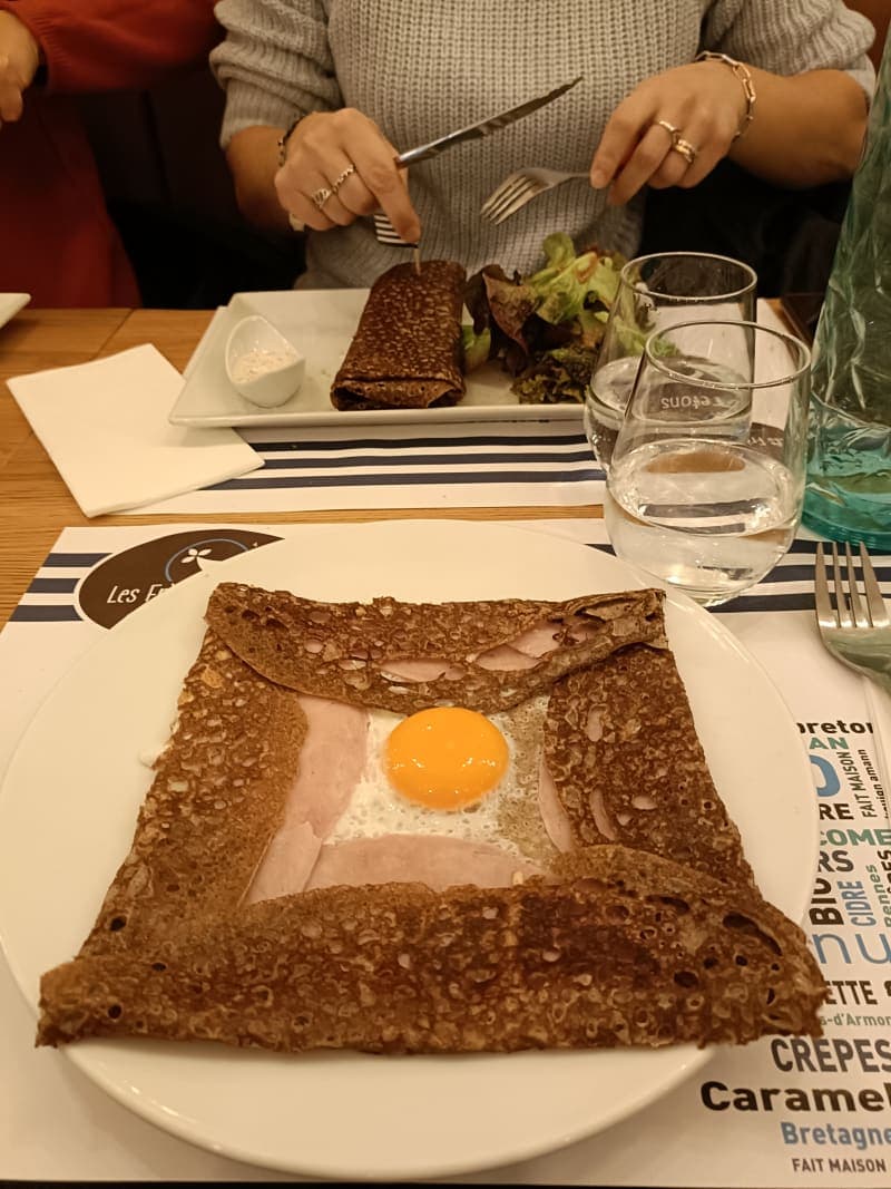 Galette complète servie à table aux Frères Bretons