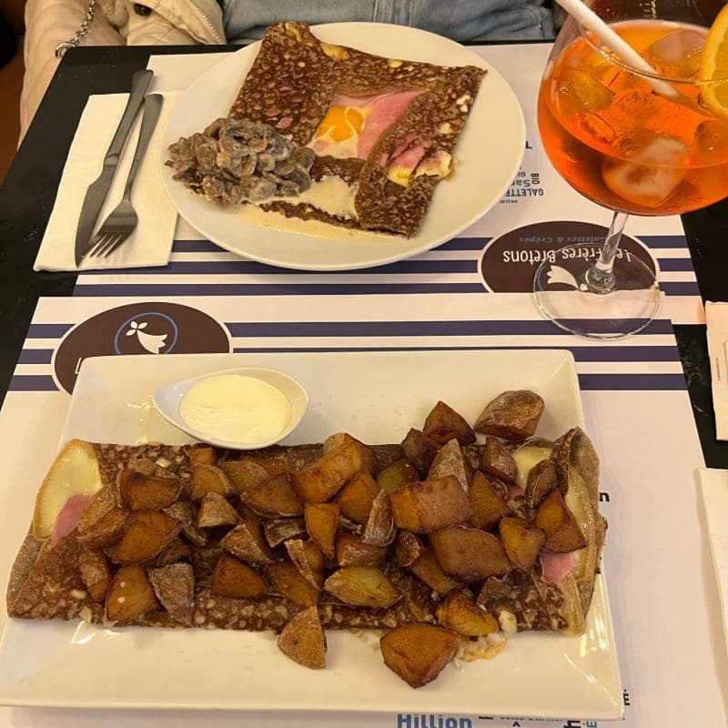 Deux galettes et un apéritif servis aux Frères Bretons