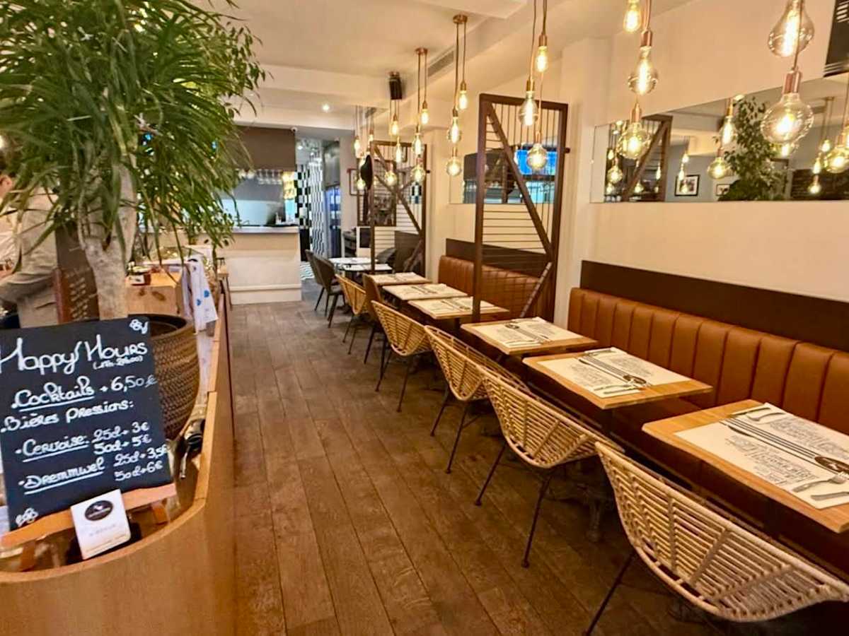 Les banquettes, tables et luminaires de la crêperie