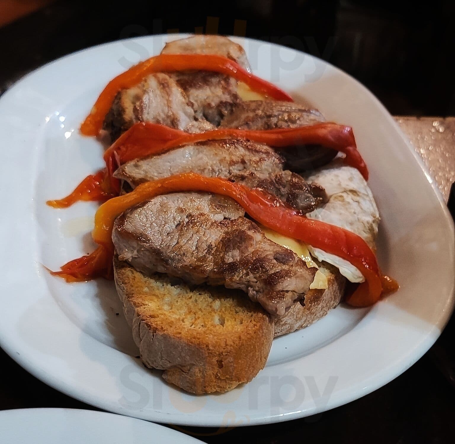 Tosta con carne y pimientos servida en Malaspina