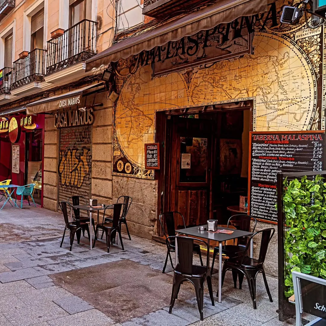 Fachada ilustrada y terraza de Taberna Malaspina en la Calle de Cádiz