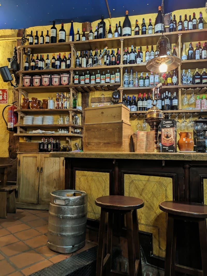 Barra de madera y estanterías de botellas de Malaspina