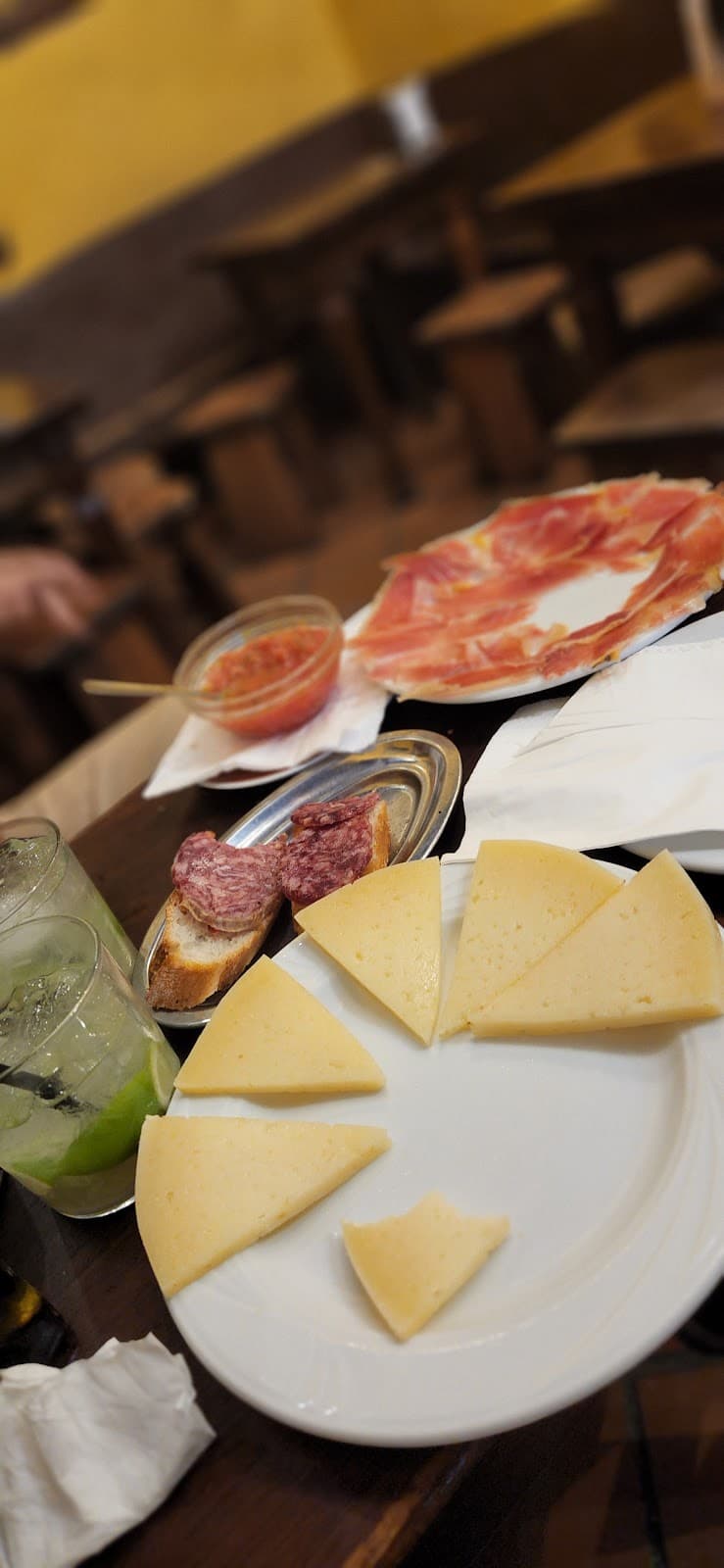 Queso, embutidos y bebida servidos en Malaspina