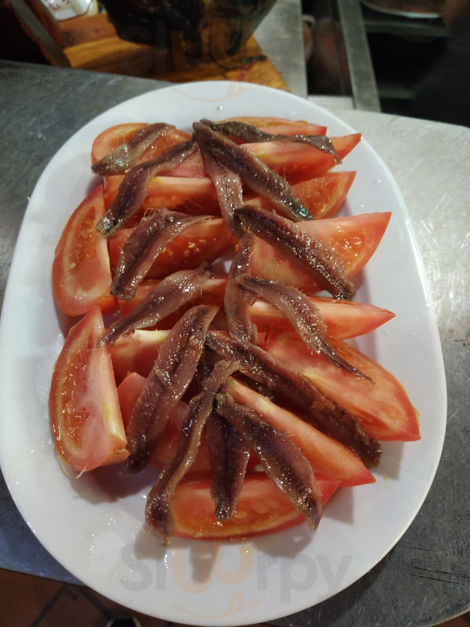 Tomate con anchoas servido en Malaspina