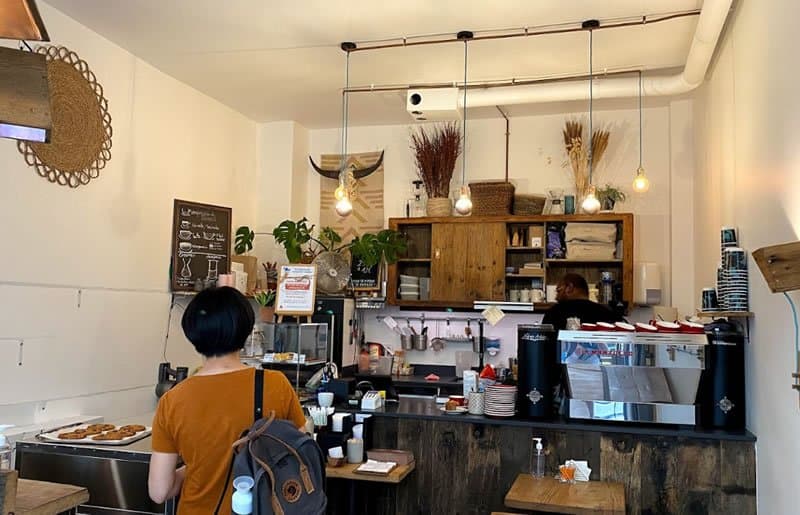 Le comptoir et le service chez Matamata Coffee