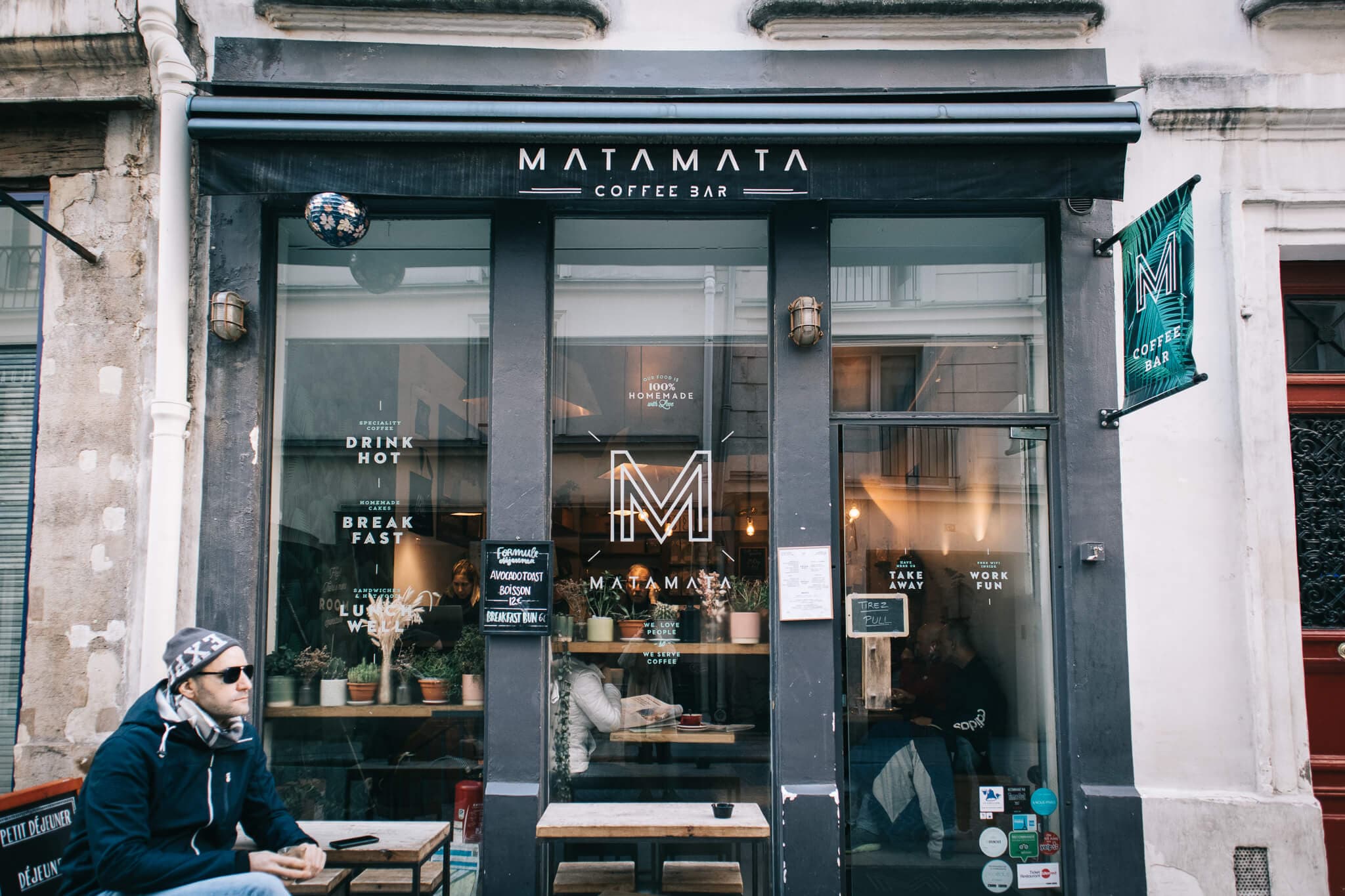 Le café Matamata et ses tables extérieures