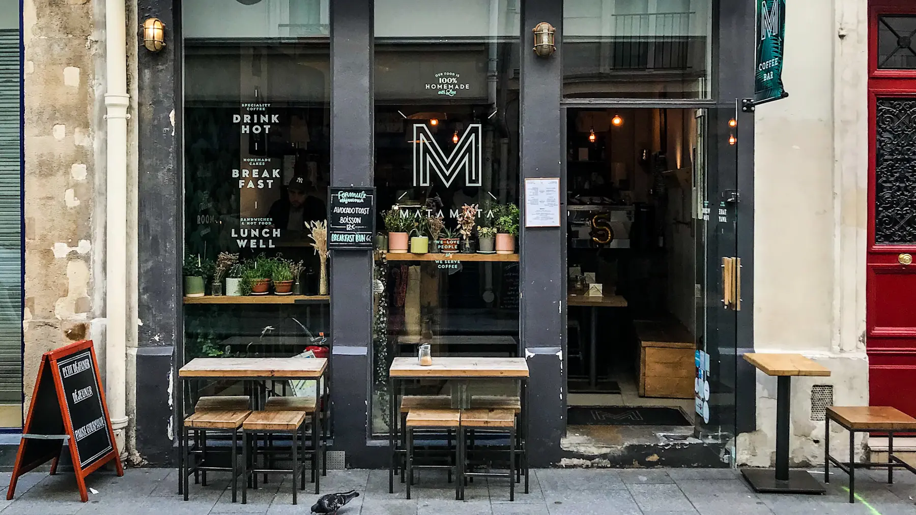 La façade végétale et noire de Matamata Coffee rue d’Argout