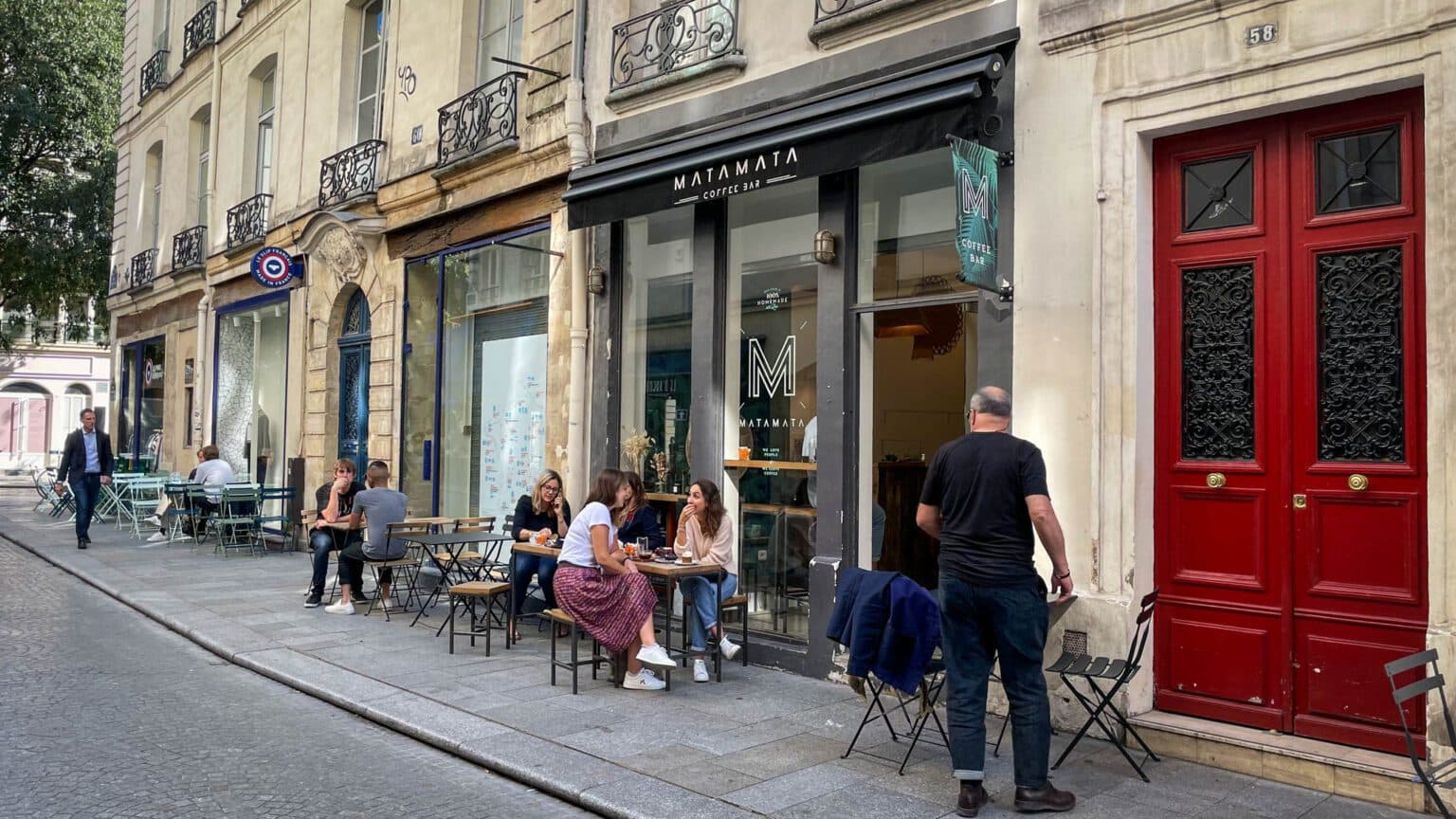 Matamata Coffee et ses tables sur la rue d’Argout