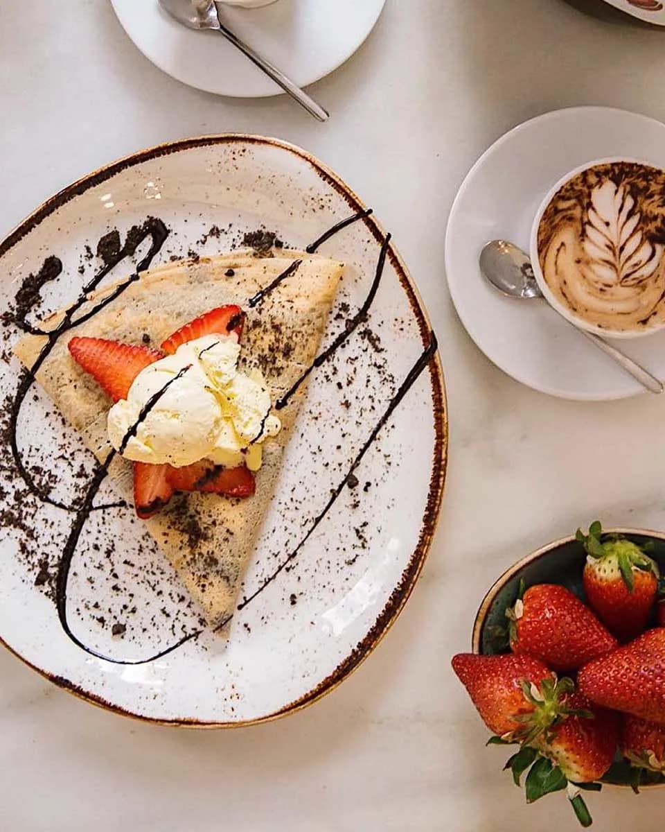 Crêpe dulce con fresas, helado y café en Mimi’s