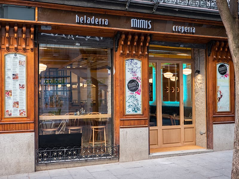 Fachada real de Mimi’s Crêperie en Calle de Postas