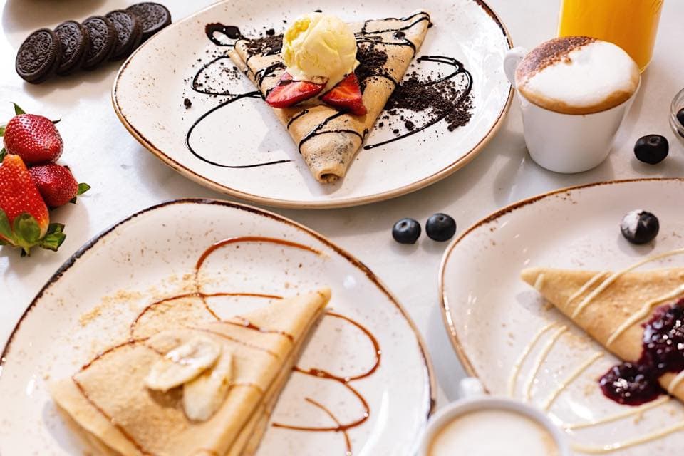 Mesa con diferentes crêpes dulces en Mimi’s